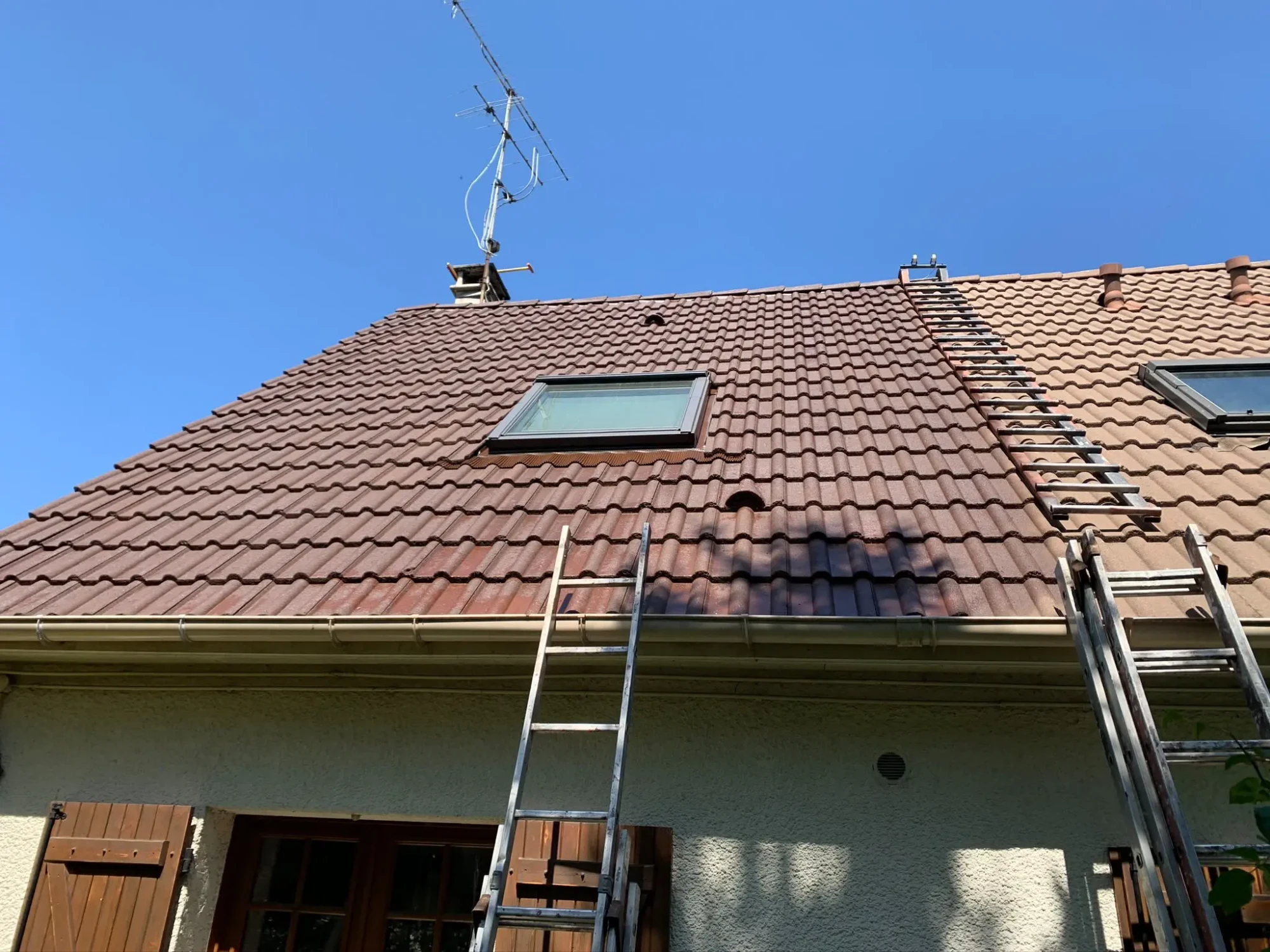 Nettoyage toiture Montgeron avec peinture de toiture