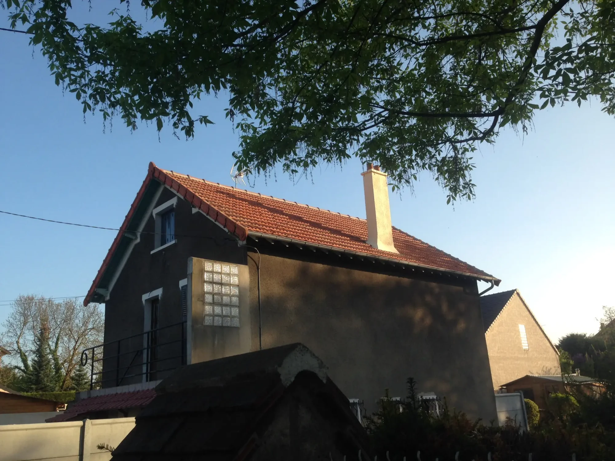 Urgence toiture Montgeron avec couvreur pour sécuriser une toiture