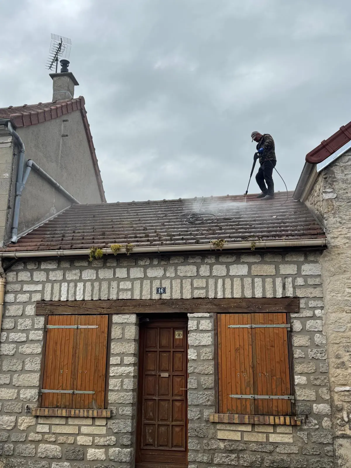 Nettoyage toiture Montgeron avec démoussage professionnel